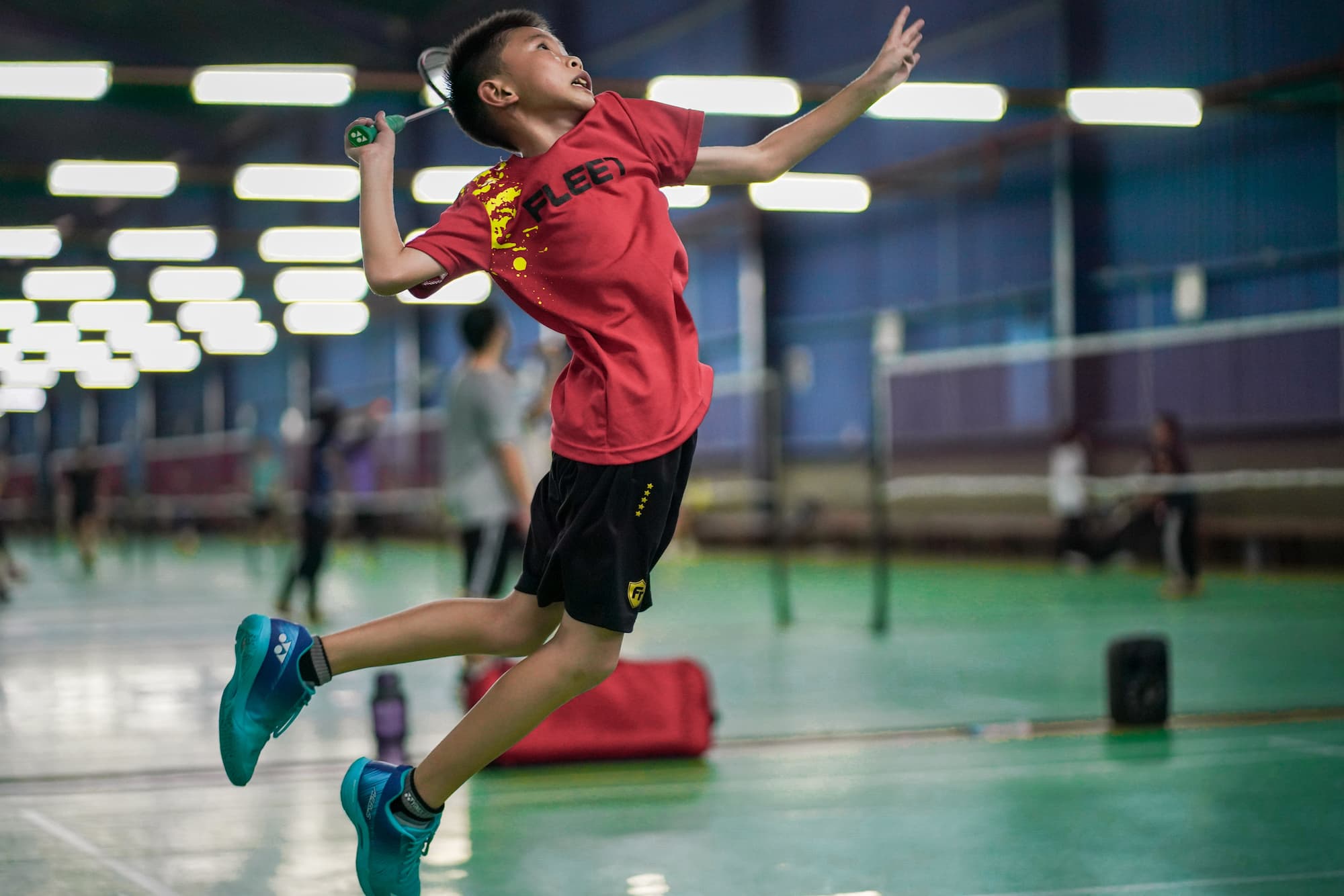 Enfant partcipant à un stage pour faire du badminton